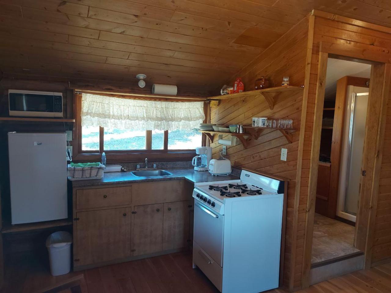 Escott Bay Resort Anahim Lake المظهر الخارجي الصورة